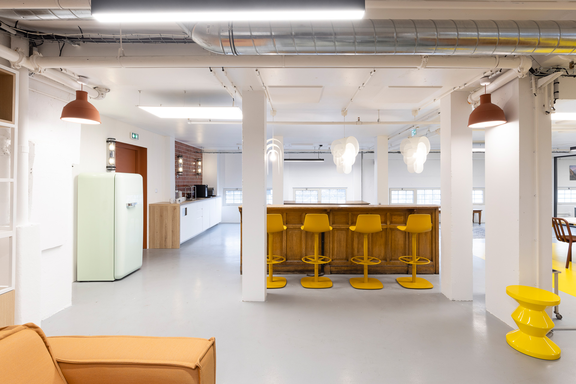 🔥 Aménagement d'une salle de pause d'entreprise alliant modernité et charme de l'ancien 📸 @alexispaoli
