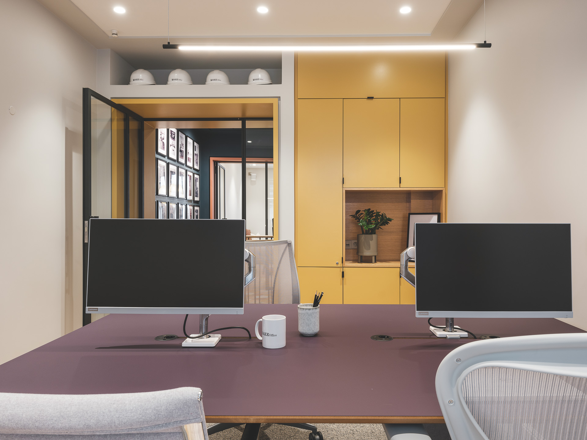 🔥 Optimisation de l'espace d'un des bureaux MAKE Office offrant une idée de mélange de couleurs. 🔥 - Bureaux dans les tons gris, jaune et violet - 2 support écrans - Bench bureau et salle de réunion - cloison acoustique ... 📸 @alexispaoli