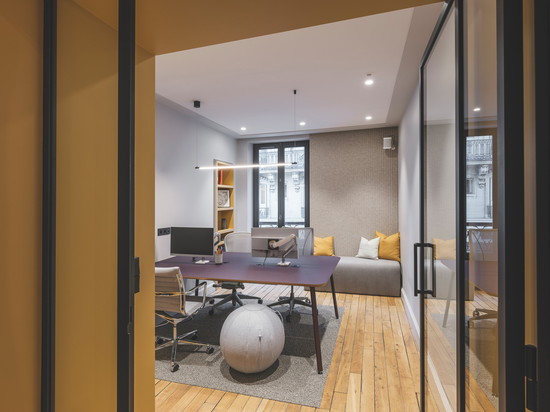🔥 Optimisation de l'espace d'un des bureaux MAKE Office offrant une idée de mélange de couleurs. 🔥 - Bureaux dans les tons gris, jaune et violet - 2 support écrans - Bench bureau et salle de réunion - cloison acoustique ... 📸 @alexispaoli