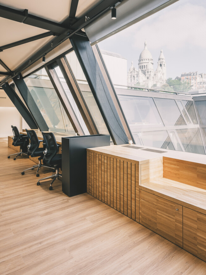 Aménagement des bureaux Hines à la Manufacture Livingstone avec vue sur Montmartre, signé MAKE Office