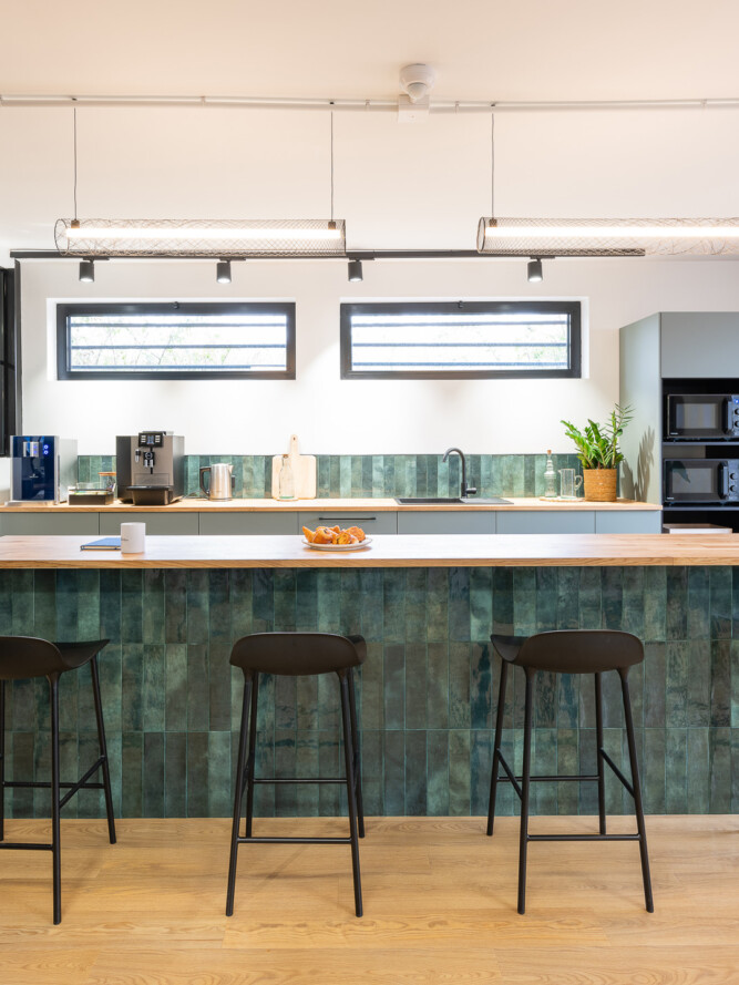 Nouveaux bureaux Servia Service à Créteil aménagés par MAKE Office, espaces lumineux et collaboratifs