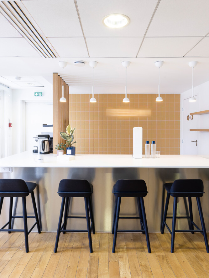 Aménagement modulable de bureaux pour start-up bio-médicale à Bastille par MAKE Office